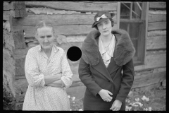 0444_Mother daughter,  hoping for resettlement, Brown County 