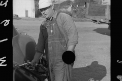 0473_Worker filling car with gas