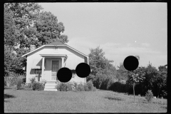 0703_Affluent single storey housing, probably Washington D.C. suburb