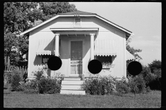 0704_Affluent single storey housing, probably Washington D.C .suburb