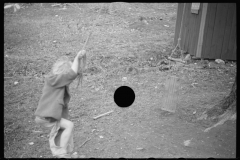 0849_Child playing on an improvised rope swing