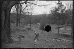 0852_Children playing on rudimentary rope swing
