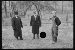 1275_Probably resettlement officials speaking with client.Possibly Ohio