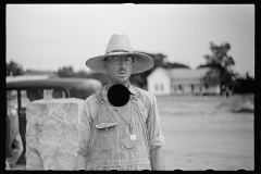 01552_Farmer looking curious , unknown situation or location