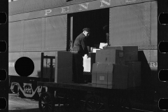 1918_Loading Pennsylvania Railroad boxcar, Hagerstown 