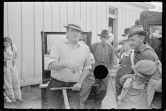 2003_Auctioneer at  sale, Owensburg, Indiana