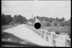 2591_Roadside scene, approach to Moundville , Alabama.