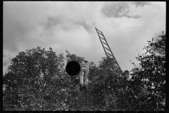 2676_Orange picking , possible migrant workers, Polk County, Florida