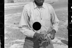 3201_ Black American fisherman with crawfish ( Crayfish ) , Key West, Florida