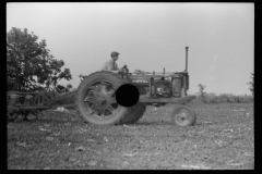 3291_Farmall row crop Tractor in use , Wabash Farms, Indiana