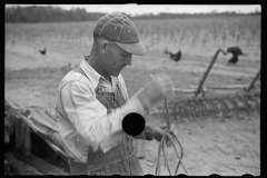 3424_Ploughman  tying a knot in a rope , Irwinville Farms, Georgia