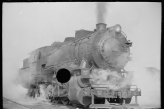 4075_Locomotive in railroad yard