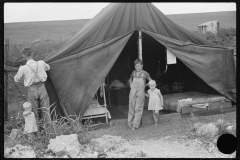 4167_. A migrant labourer's family in the vicinity of Canal Point