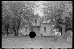 2032_House of generous proportions on fenced plot 