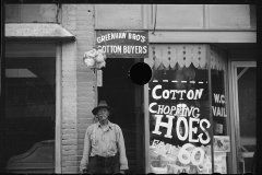 2081 Trader outside store , Marianna, Arkansas