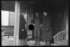 1271_Probably resettlement officials speaking with client. Possibly Ohio