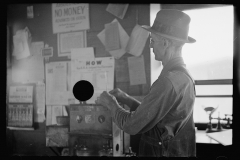 2093_Testing the quality of corn to determine price paid to farmer, Gibson City, Illinois