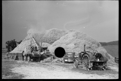 2790_ Full scale  mobile  threshing  with tractor , Frederick, Maryland