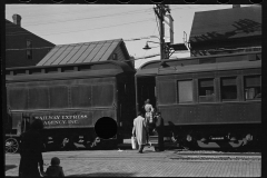 2919_Passengers departing  Hagerstown railroad station, Maryland