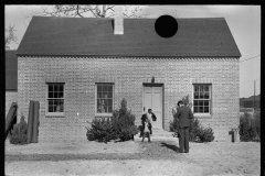 2931_Arriving at their new home , Newport News Homesteads, Virginia