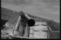 3000_Filling barrels with  water