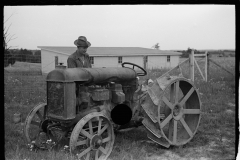 3084_ Farmer on Loogootee unit oiling the tractor, Wabash Farms, Indiana