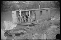 3848_ Family living on riverboat, Charleston, West Virginia.