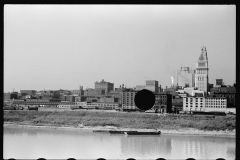 4015_Ohio River , with art deco  Carew Tower , Cincinnati , Ohio