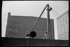 4076_Loading scrap iron, St. Louis