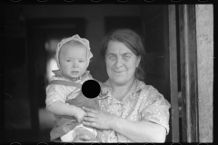 4112_Wife of coal miner with grandchild .West Virginia