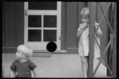 0084_children of young resettled farmer