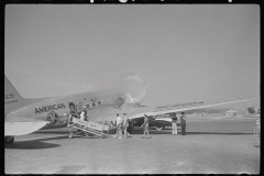 1079_American Airways plane ,taking passengers aboard , Washington Airport