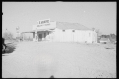 1128_ L D Stowers , Merchant . Gulf gasoline sold.  Unknown location