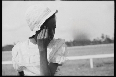 1135_ Young black-American young lady with hat