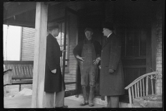 1271_Probably resettlement officials speaking with client. Possibly Ohio