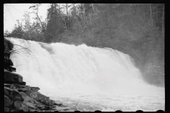 1437_Fast flowing weir ,