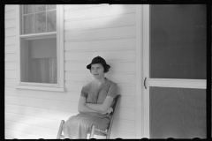 1461_Wife of tenant farmer resettled at Roanoke Farms , North Carolina