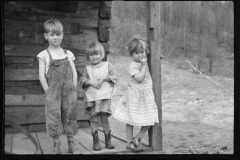 2492_Three of a family of ten  to be resettled on Ross-Hocking Land Project near Chillicothe, Ohio