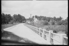 2591_Roadside scene, approach to Moundville , Alabama.