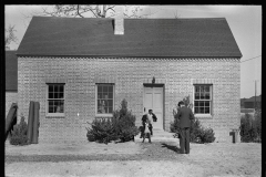 2931_Arriving at their new home , Newport News Homesteads, Virginia