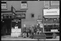 2934_ 'Shoe-shine boys' , 49th street and 6th Avenue , New York City