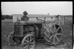 3084_ Farmer on Loogootee unit oiling the tractor, Wabash Farms, Indiana