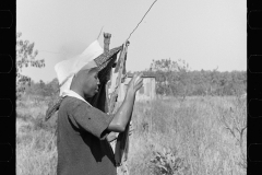 3308_Black American ,farm labourer's wife , hanging out the washing hanging washing, "Eighty Acres," Glassboro, New Jersey