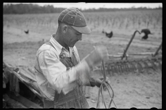 3424_Ploughman  tying a knot in a rope , Irwinville Farms, Georgia