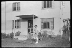 3798_Wife with hose pipe , Greenbelt, Maryland