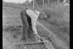 3859_Man  from houseboat  chopping wood , Charleston