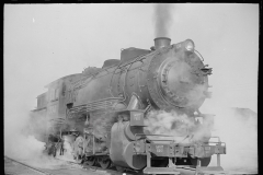 4075_Locomotive in railroad yard