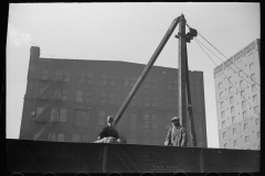 4076_Loading scrap iron, St. Louis