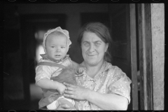 4112_Wife of coal miner with grandchild .West Virginia