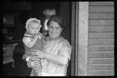4113_Wife of coal miner with grandchild. Kempton, Company coal town . West Virginia